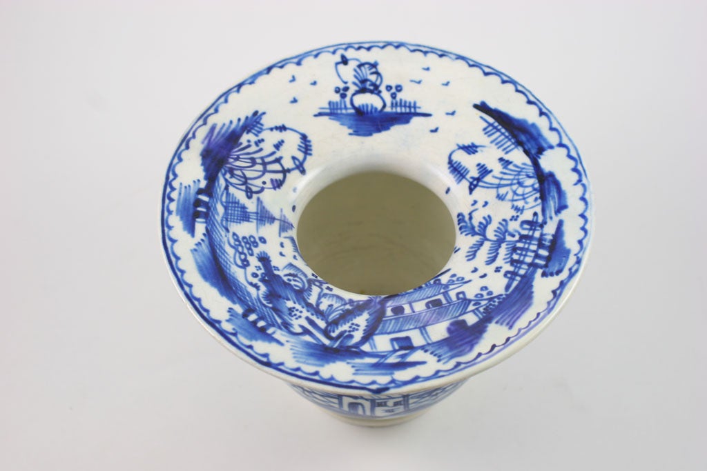 English Pearlware Lady's Spittoon In Excellent Condition For Sale In New York, NY